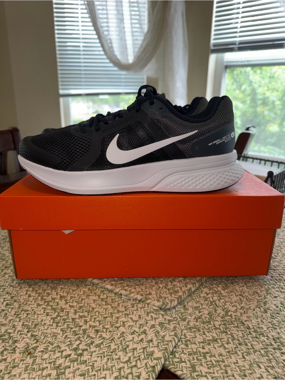 Nike women’s Run swift 2 Black & White Running Sneakers size 11 new!!